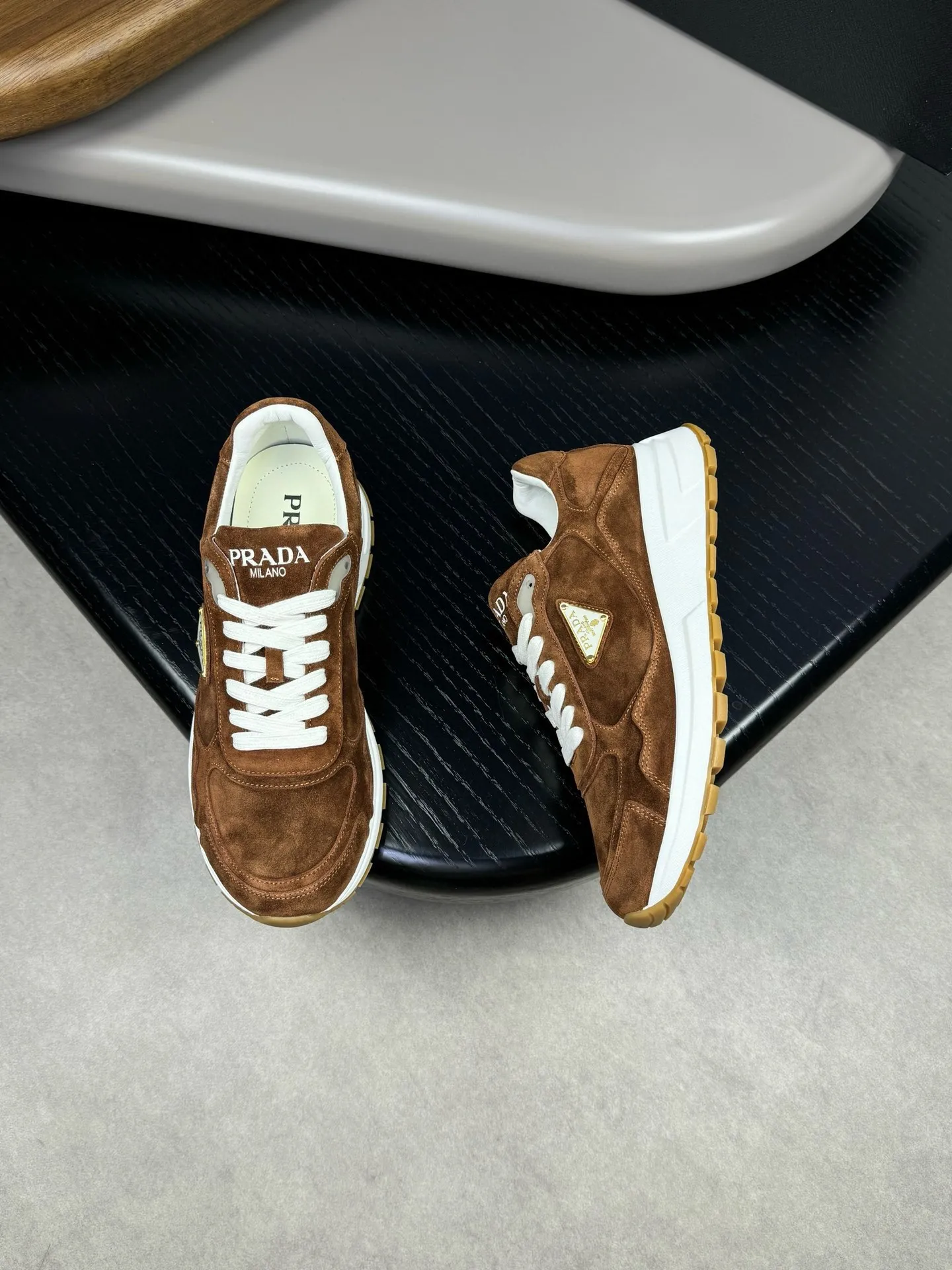 Batch 420, Prad* Prada's new men's thick-soled leather sports and casual shoes are made of imported high-value suede cowhide, combining elegant style and innovative design. The outer side is decorated with an enameled metal triangle logo, and the 4.5cm concave and convex rubber thick sole is full of modern style. The Prada letter logo is decorated on the heel and tongue, all of which illustrate the brand style. , soft, light, comfortable and durable on the feet! 38-44